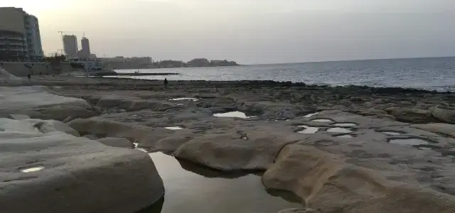 Sliema Beach sziklás part