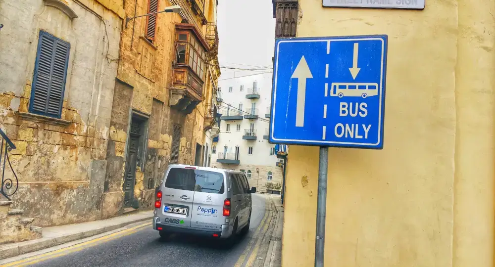 Málta érdekességek busz szemből