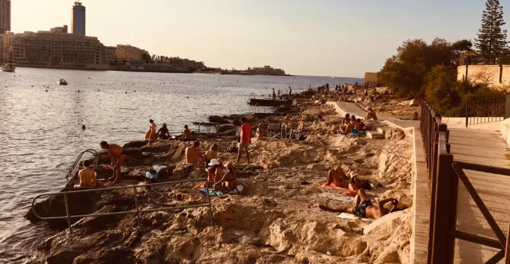 Málta tengerpart Sliema Beach Exiles
