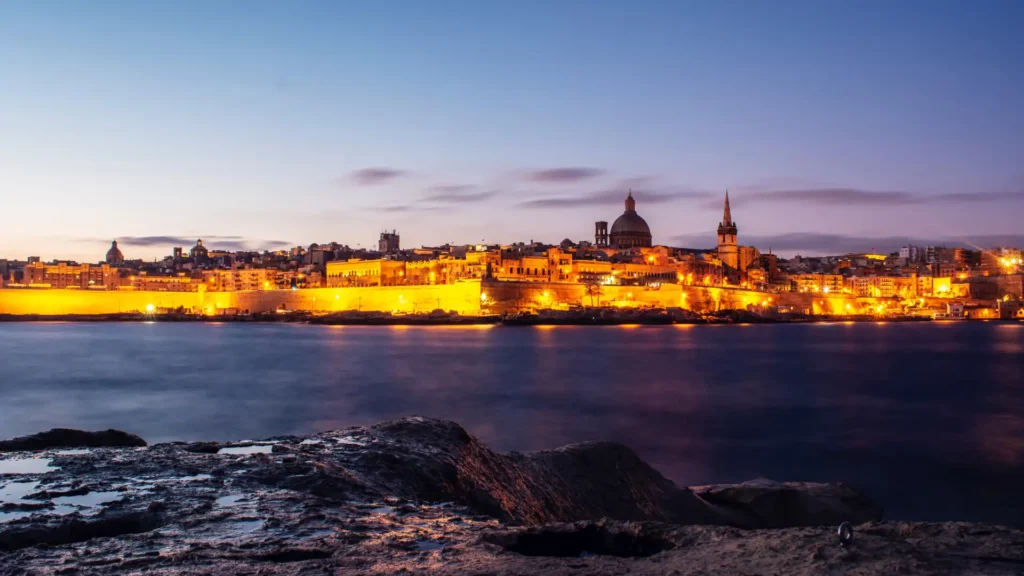 Valletta málta fővárosa esti fényei